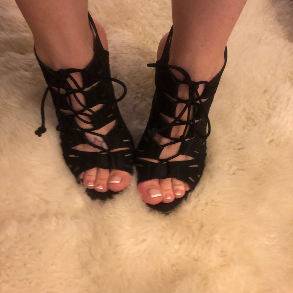 Gianni Bini lace up heels